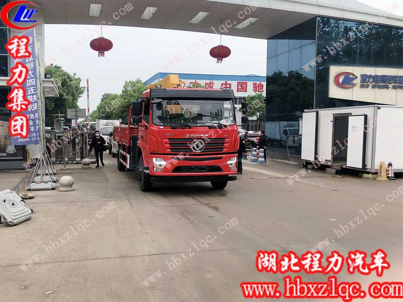 東風暢行隨車吊已經(jīng)出廠發(fā)往客戶所在地