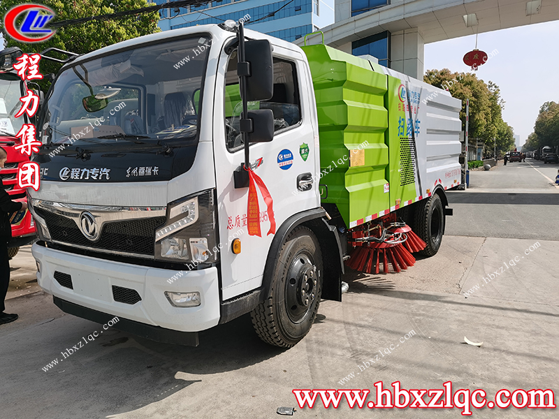 程力集團(tuán)東風(fēng)福瑞卡掃路車，北京客戶到廠自提車并學(xué)習(xí)操作方法